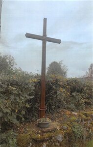 La Croix du Monteil connaît une seconde jeunesse …  Cette heureuse initiative de restauration , nous la devons à un villageois du Monteil, Monsieur Pierre DEBORT. Les habitants de ce village apprécient.